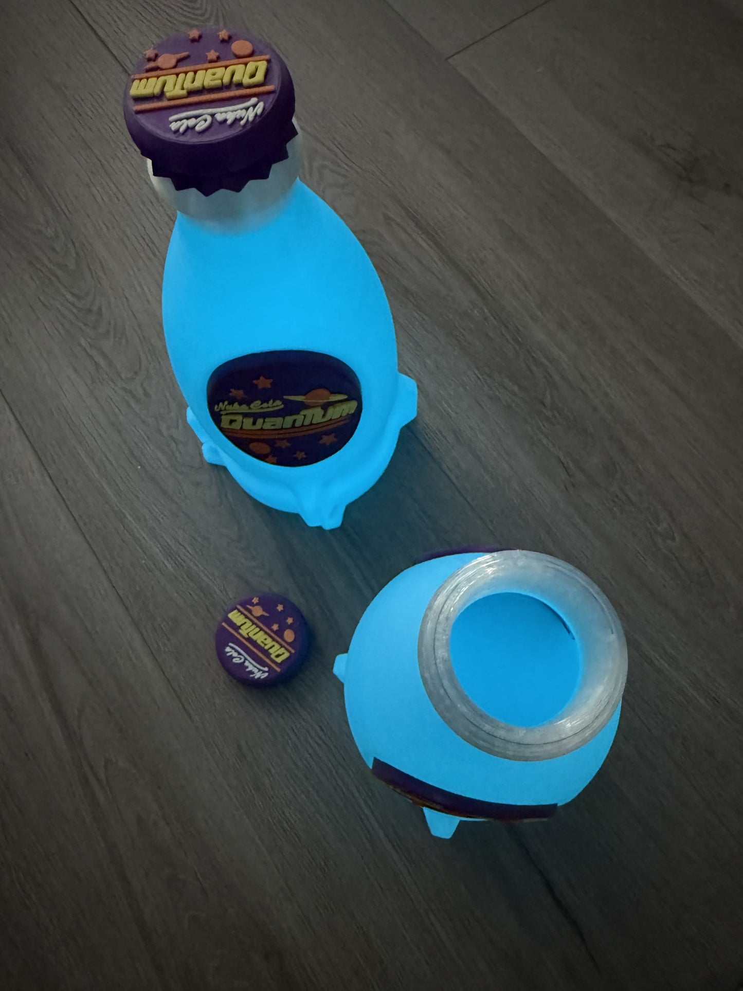 MTG Deck Box Nuka-Cola Quantum Bottle (Glow-In-The-Dark)